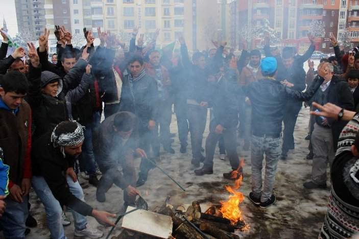 Kayseri'deki Nevruz kutlamasında bir kadının eteği tutuştu