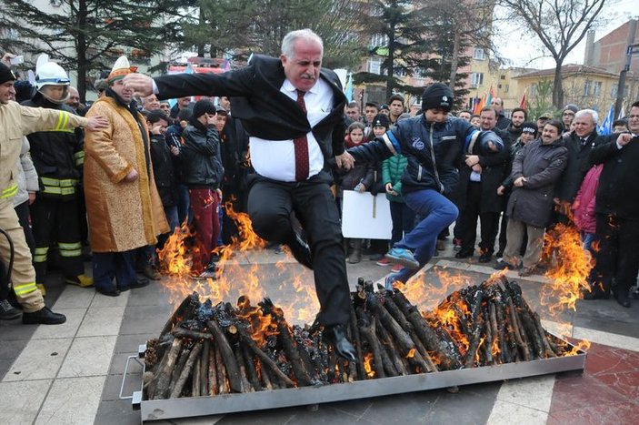 Eskişehir Valisi Nevruz'da yanmaktan son anda kurtuldu