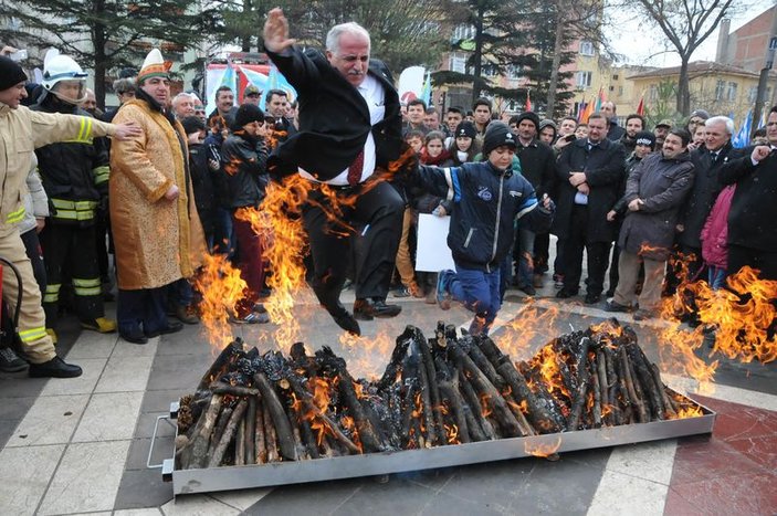 Eskişehir Valisi Nevruz'da yanmaktan son anda kurtuldu