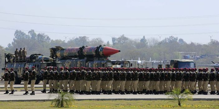 Pakistan yeni silahlarını tanıttı