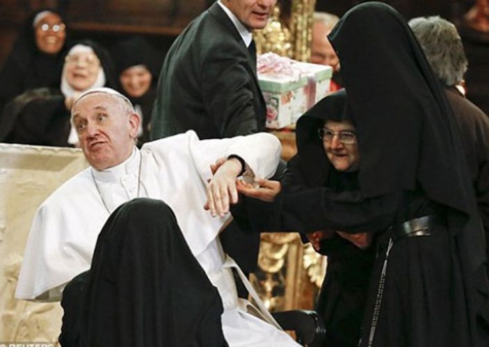 Papa Franciscus'a İtalya'da rahibelerden yoğun ilgi