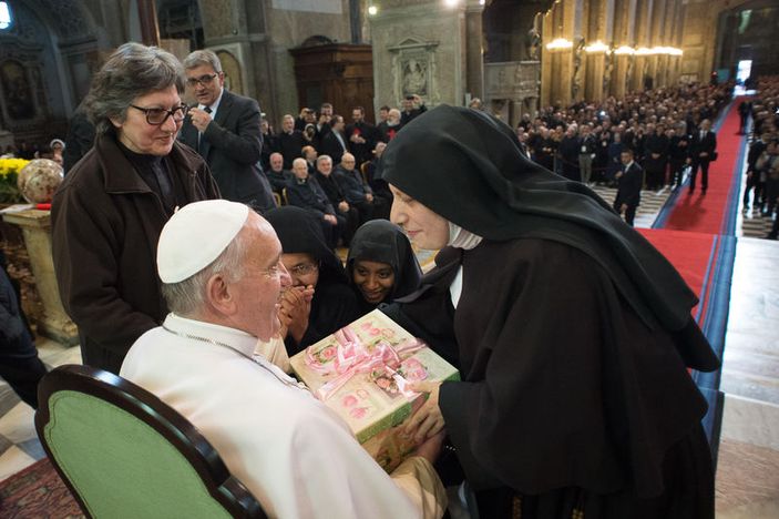 Papa Franciscus'a İtalya'da rahibelerden yoğun ilgi