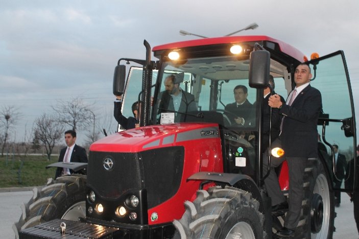 Başbakan Davutoğlu traktör kullandı