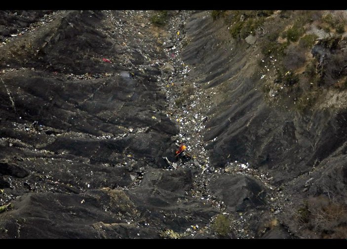 Alpler'de paramparça olan uçağın enkazından fotoğraflar