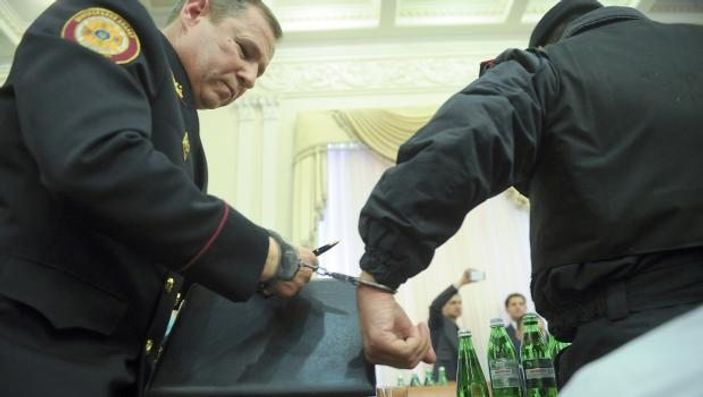 Ukrayna'da bakan ve yardımcısı canlı yayında tutuklandı