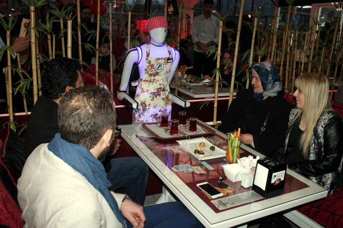 Konya'daki bu kafede robot garsonlar servis yapıyor