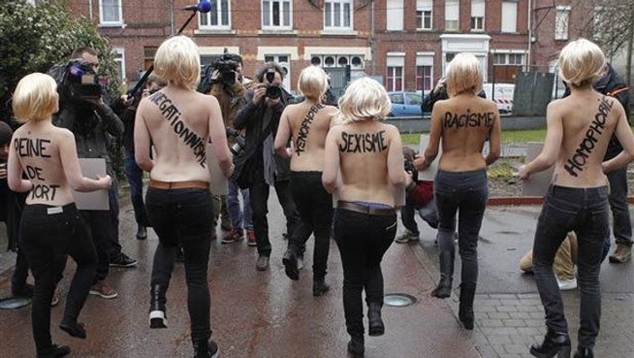 Femen’den Le Pen’e çıplak protesto
