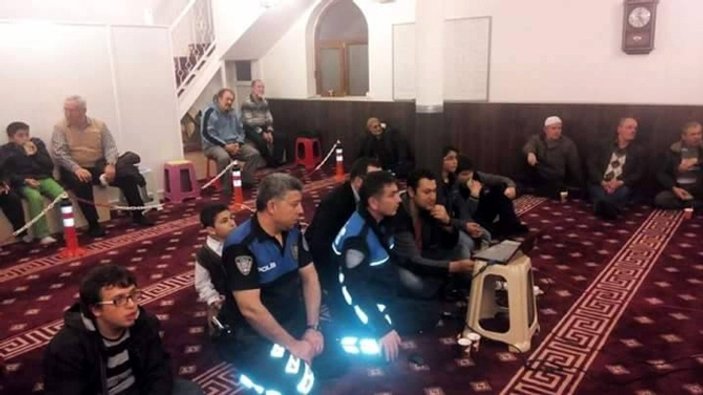 Polisten camilerde camaati hırsızlıklara karşı uyarı