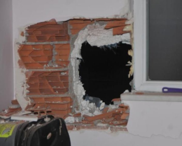 Eskişehir'de patlayan şofben karşı binanın duvarını deldi
