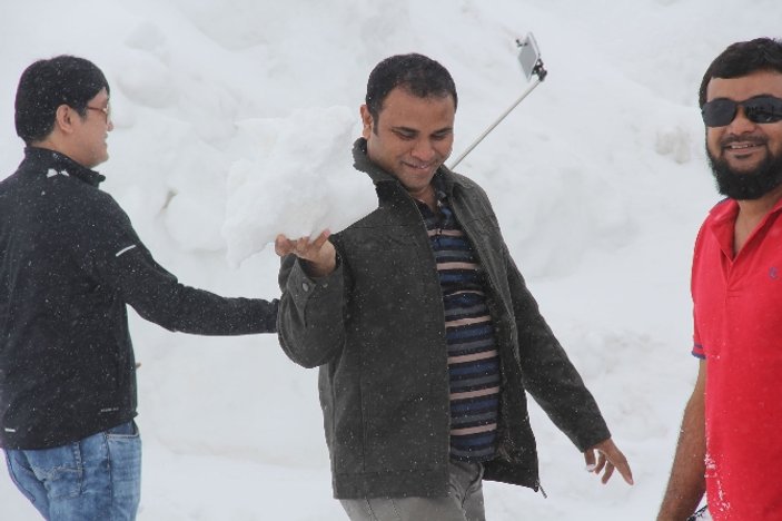 Arap turizmciler ilk kez Rize'de kar gördü