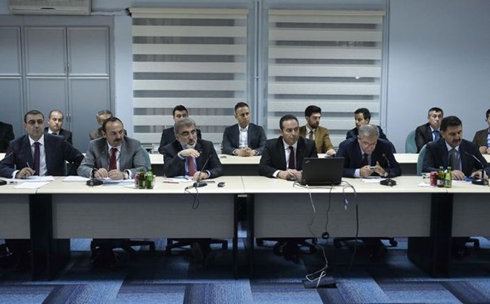 Elektrikler kesilince Bakan Yıldız herkesi topladı