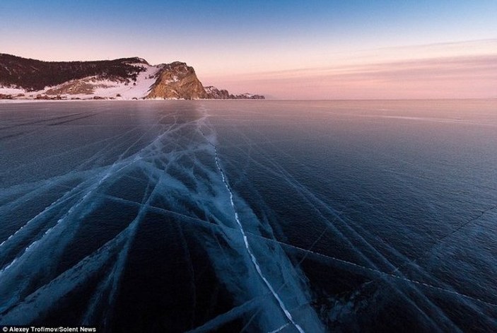 Baykal Gölü'nde buzlar kırılmaya başladı