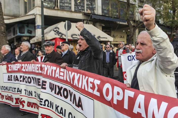 Yunanistan'da emekliler maaş kesintilerini protesto etti