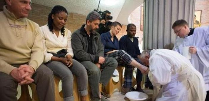Papa mahkumların ayaklarını yıkayıp öptü