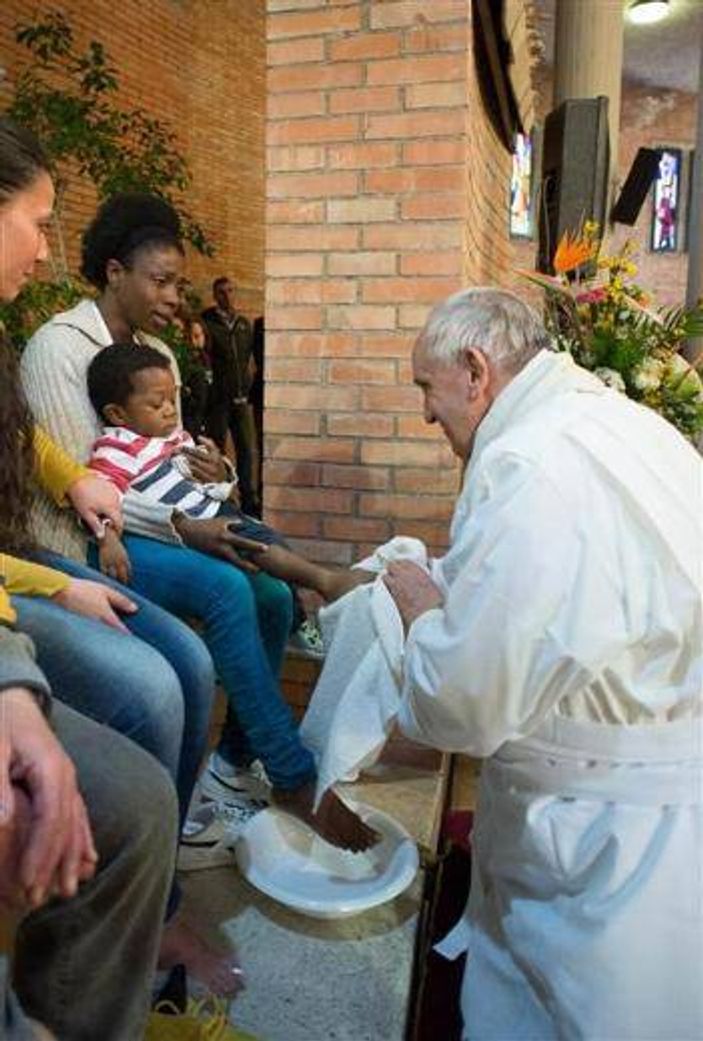 Papa mahkumların ayaklarını yıkayıp öptü