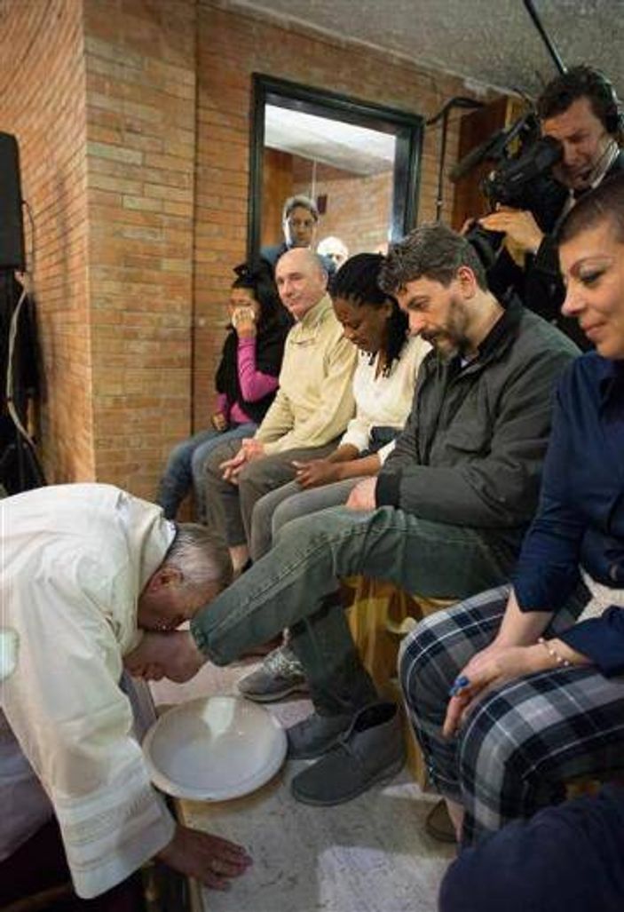 Papa mahkumların ayaklarını yıkayıp öptü