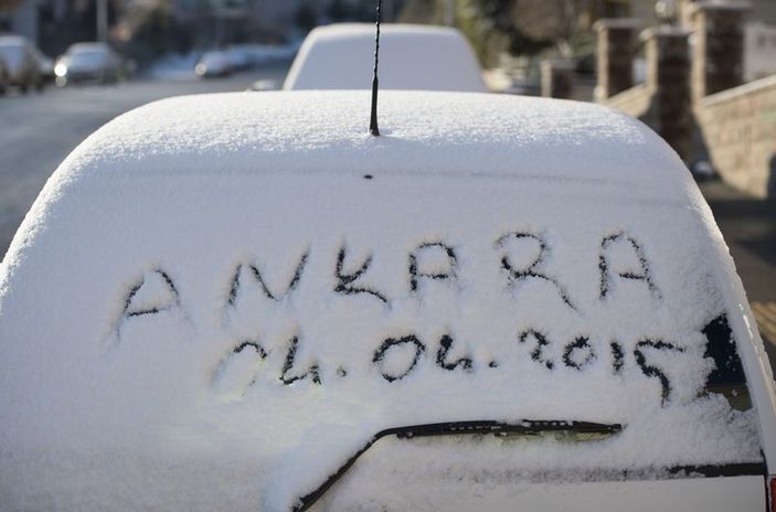 Ankara'ya kar yağdı