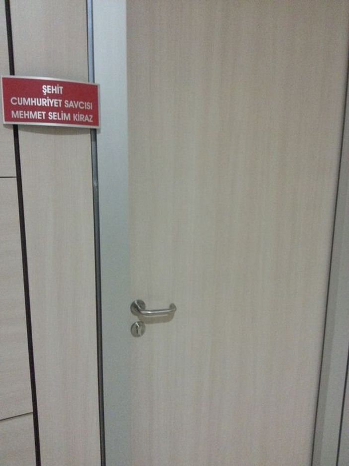Şehit savcının adı odanın kapısına asıldı
