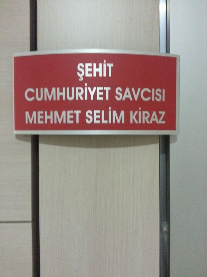 Şehit savcının adı odanın kapısına asıldı