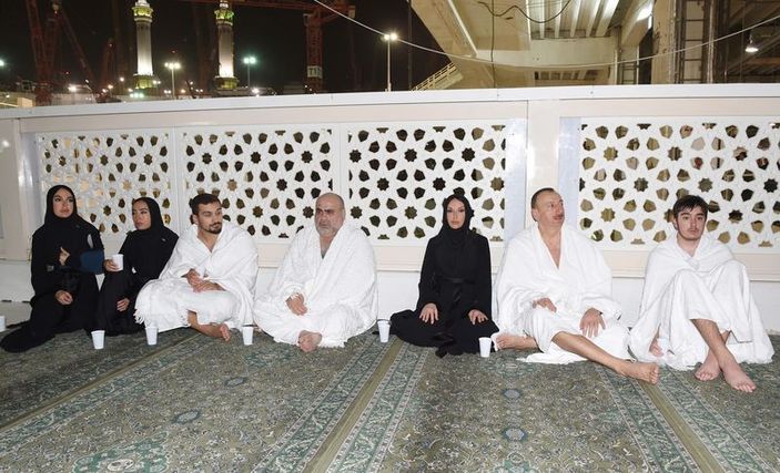 Aliyev umre ziyareti yaptı