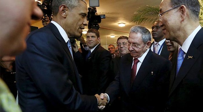 Obama ile Castro Panama’da el sıkıştı
