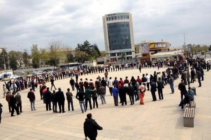 Diyarbakır'da üniversitelilerden birlik ve barış halayı