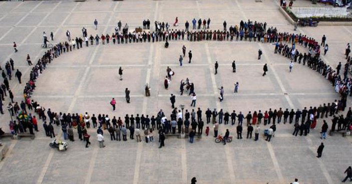 Diyarbakır'da üniversitelilerden birlik ve barış halayı