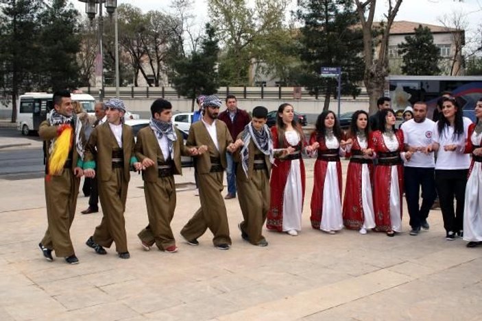Diyarbakır'da üniversitelilerden birlik ve barış halayı