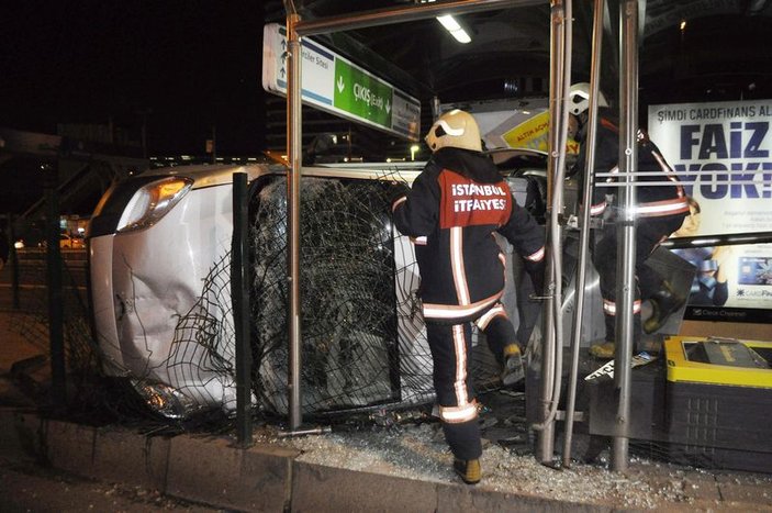 D-100'de kaza: Otomobil metrobüs durağına çarptı