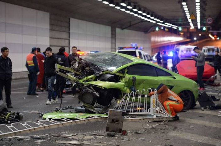 Lamborghini ile Ferrari'nin çarpıştığı kaza Çin'i karıştırdı