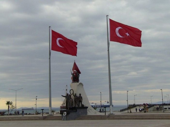 İskenderun’da yıldızsız Türk bayrağı tepki çekti