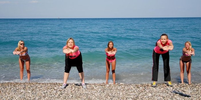 Antalya'da turistler sıcak havayı görünce sahile koştu