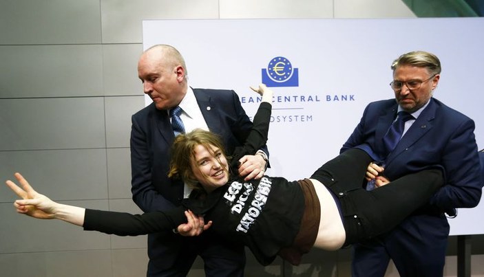 AMB Başkanı Draghi protesto edildi