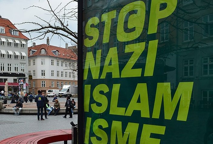 Danimarka'da İslam karşıtı afiş tepki topladı