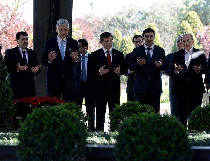 Başbakan Davutoğlu Özal'ın mezarını ziyaret etti