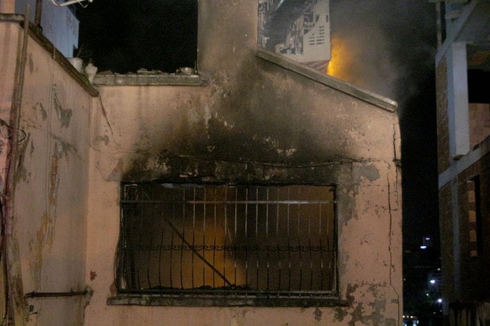İstanbul'da terk edilmiş bina yandı