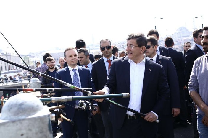 Başbakan Davutoğlu Galata Köprüsü'nde balık tuttu