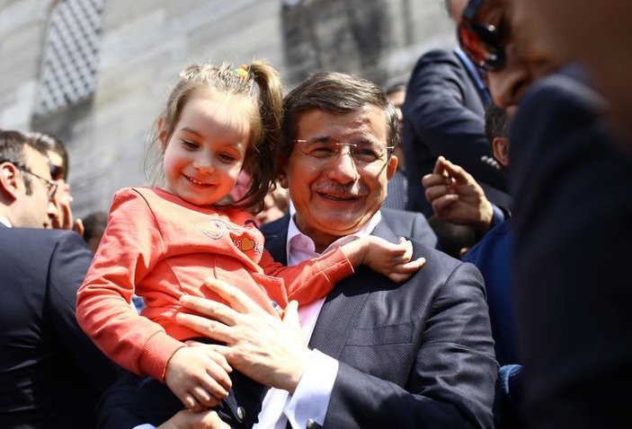 Başbakan Davutoğlu Galata Köprüsü'nde balık tuttu