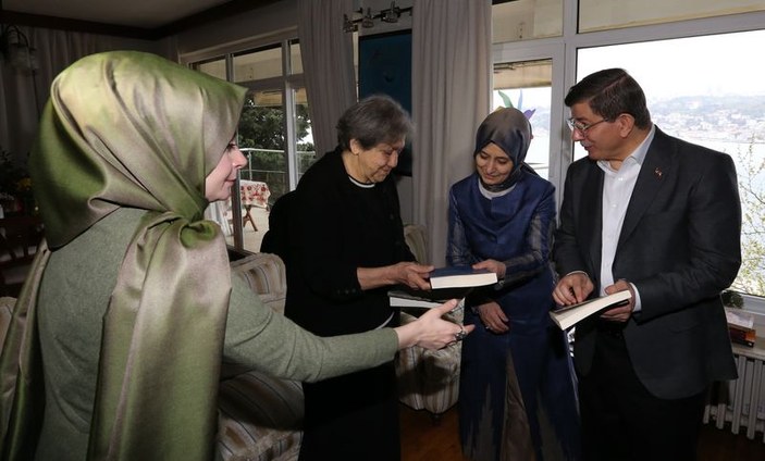 Başbakan Davutoğlu Yaşar Kemal’in ailesini ziyaret etti