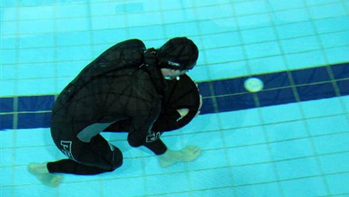 Sertan Aydın su altında tek nefesle 79 metre yürüdü