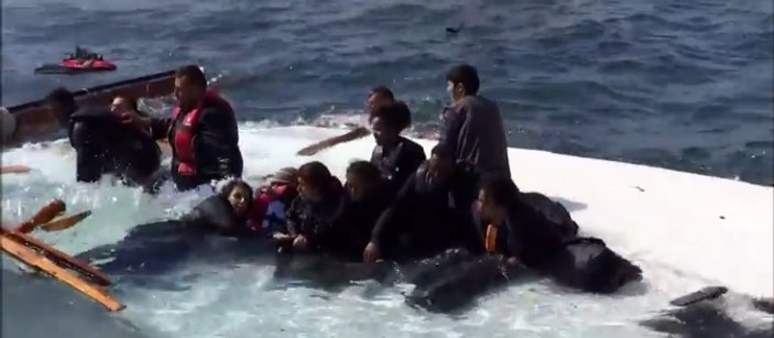 Ege Denizi açıklarında göçmenleri taşıyan tekne battı