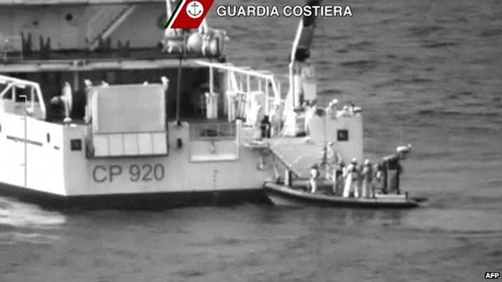 Akdeniz'de batan mülteci gemisinde 950 kişi var iddiası