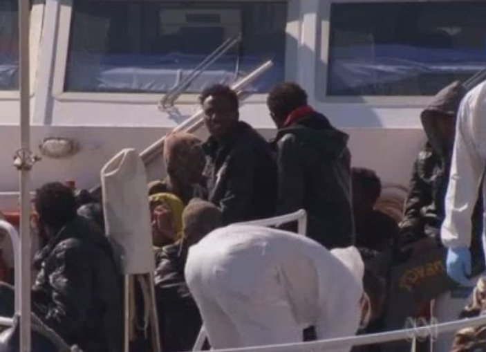 Akdeniz'de batan mülteci gemisinde 950 kişi var iddiası