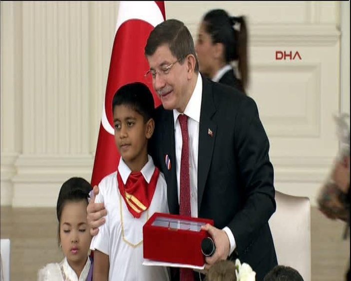 Başbakan Davutoğlu dünya çocuklarıyla bir araya geldi
