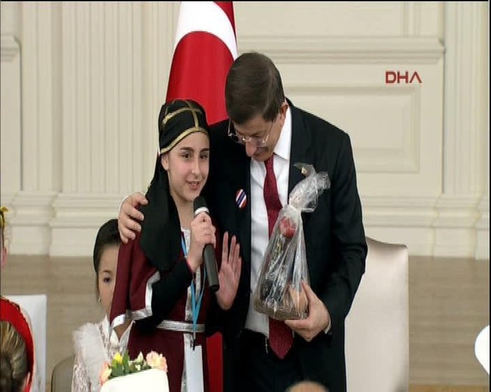 Başbakan Davutoğlu dünya çocuklarıyla bir araya geldi