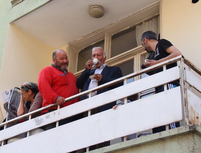 Adana'da komşular operasyonu kahve içerek izledi