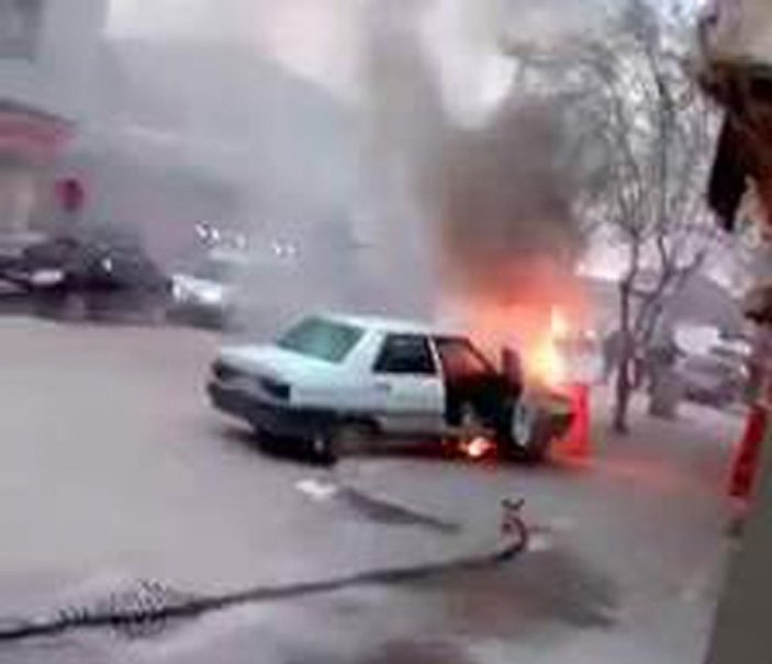 Yozgat'ta suyu açılmayan itfaiye yanan aracı izledi
