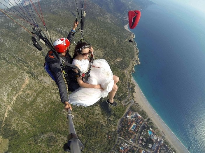 Çinli çift düğünden önce yamaç paraşütü yaptı