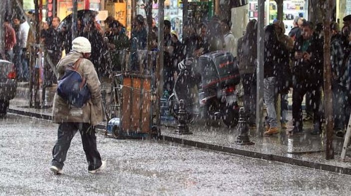 İstanbul'a Nisan ayı ortasında dolu yağdı