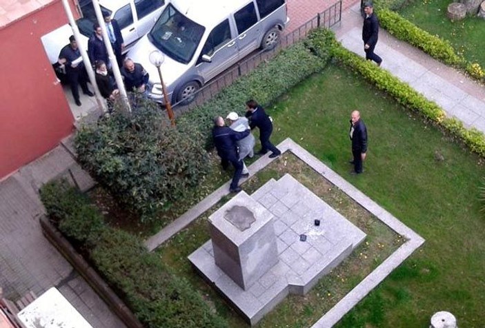 Gebze Hükümet Konağı'nda Atatürk büstüne baltalı saldırı
